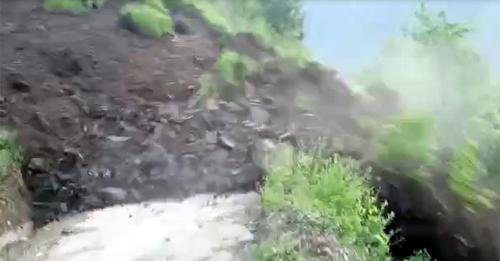 Landslide : मंडी में देखते ही देखते भरभराकर गिर पड़ा पहाड़, यातायात बाधित