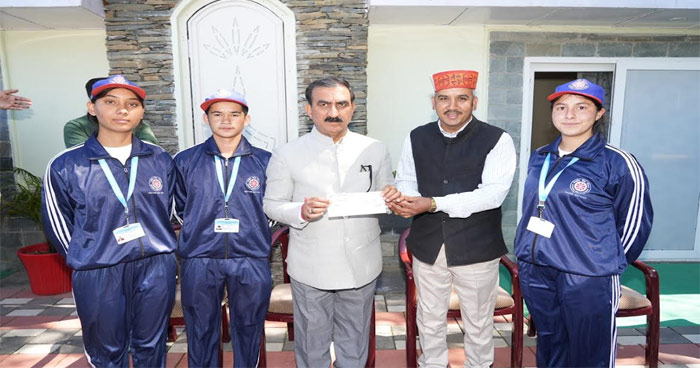 मंडी की NSS इकाई के स्वयं सेवकों ने राहत कोष में दिया 41 हजार का अंशदान