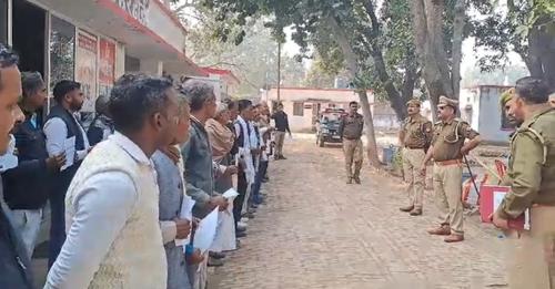 UP में एक साथ 74 हिस्ट्रीशीटर ने छोड़ी अपराध की दुनिया, हाथ में तख्ती लेकर पहुंचे थाने, कहा- हम कसम खाते हैं…