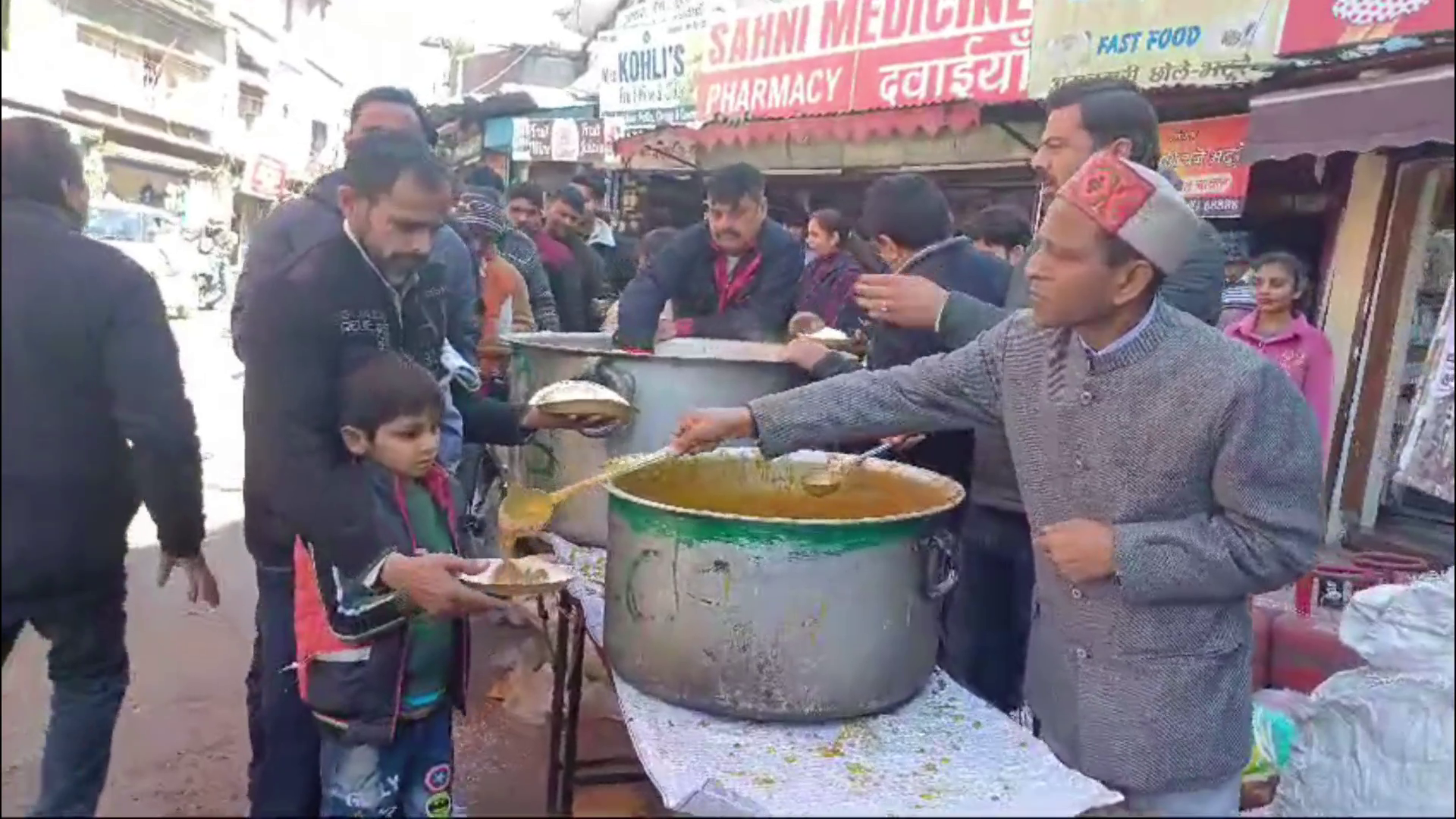 शिवरात्रि पर्व पर आज भी जगह जगह आयोजित हुए विशाल भंडारे