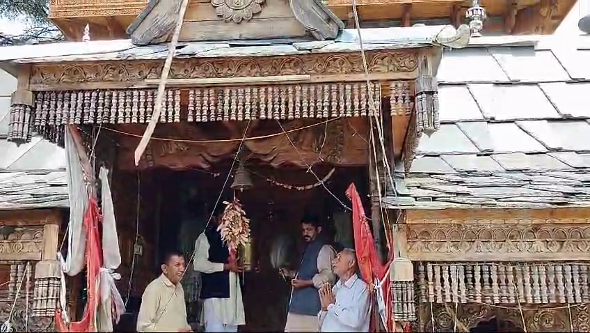 People from 9 parganas of Pachhad region reached Churdhar. On Saturday, Shirgul had left for Churdhar from Shaya, the birthplace of the deity, and from Nauhradhar.