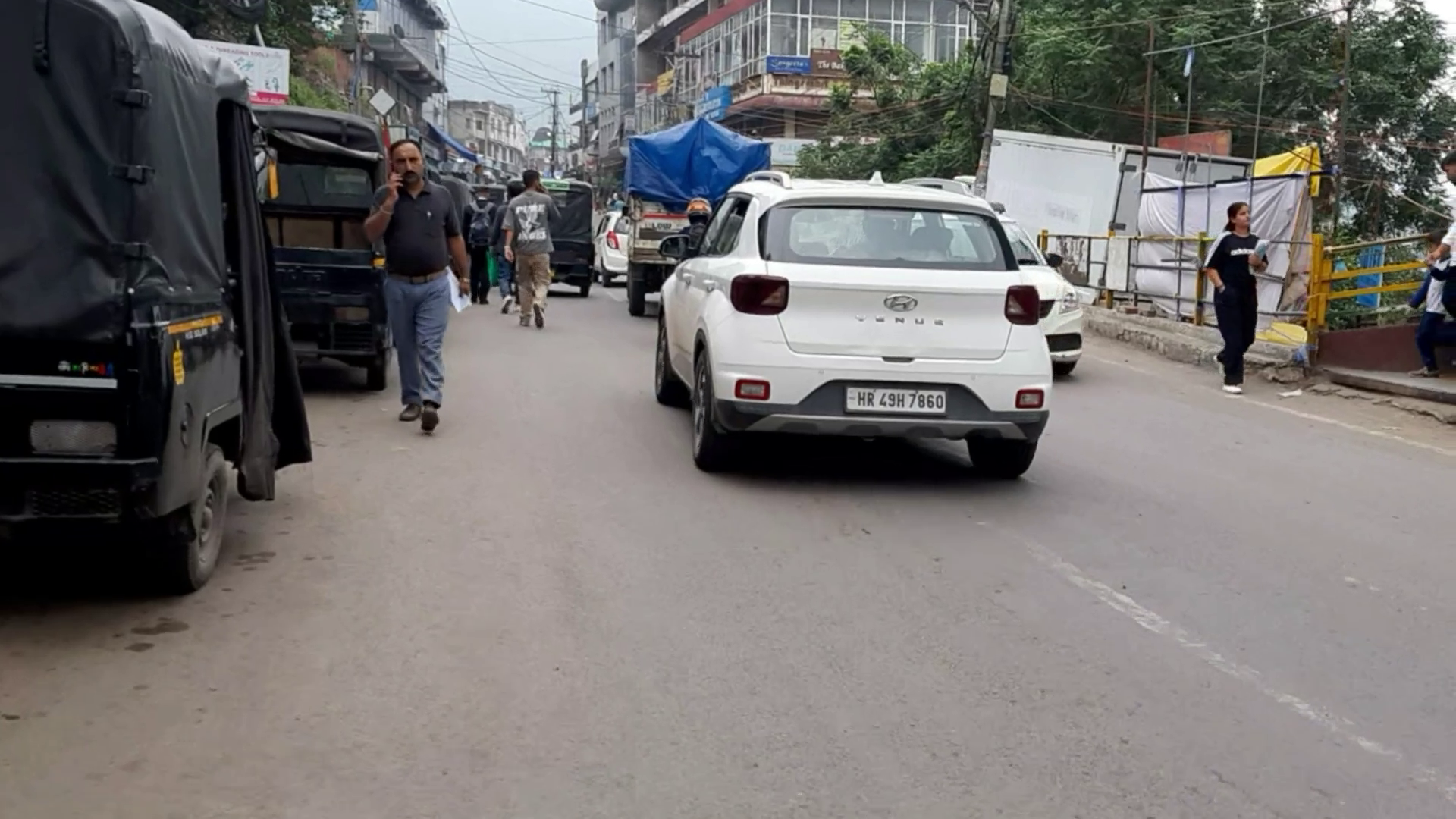 Business of Solan city is getting affected due to parking problem.