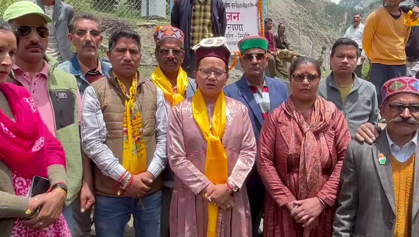 Lahaul Spiti's newly elected MLA Anuradha Rana started the road construction work by performing Bhoomi Pujan in Kurchaid.