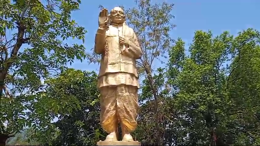 Wild grass has grown in the park built in honor of the great sons and freedom fighters of Bilaspur. Apart from this, there is a shadow of filth