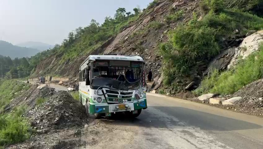 चंडीगढ़- मनाली नेशनल हाईवे पर बीती रात को एचआरटीसी बस पर पहाड़ी से एक बहुत बड़ी चट्टान आकर टकरा गई