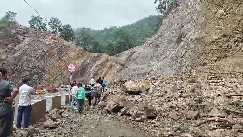 Heavy Malwa came on NH 707, road remained closed for several hours