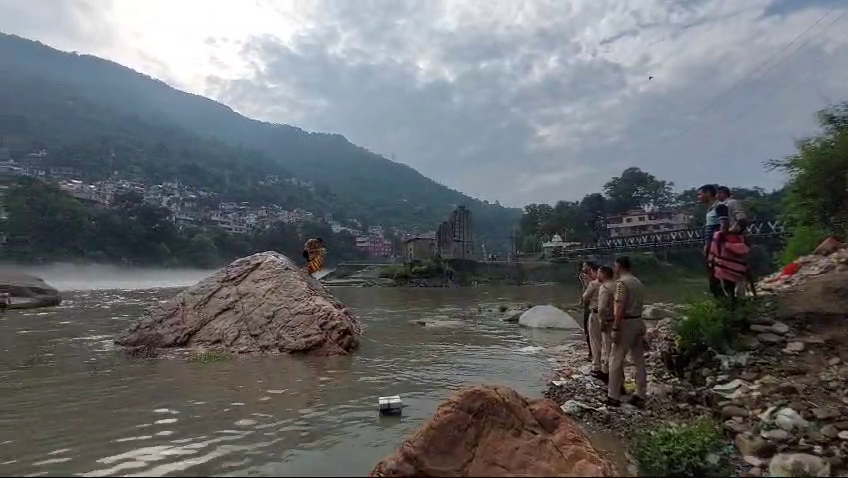 Young man stuck in the middle of Vyas river all night, police rescued him in the morning and brought him out