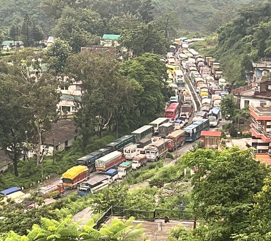 Landslides at many places on Manali National Highway from Mandi to Pandoh, jammed