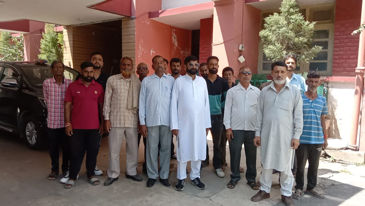 Fishermen associated with fishery cooperative societies in Bilaspur submitted a memorandum to Abid Hussain Sadiq regarding their demands.