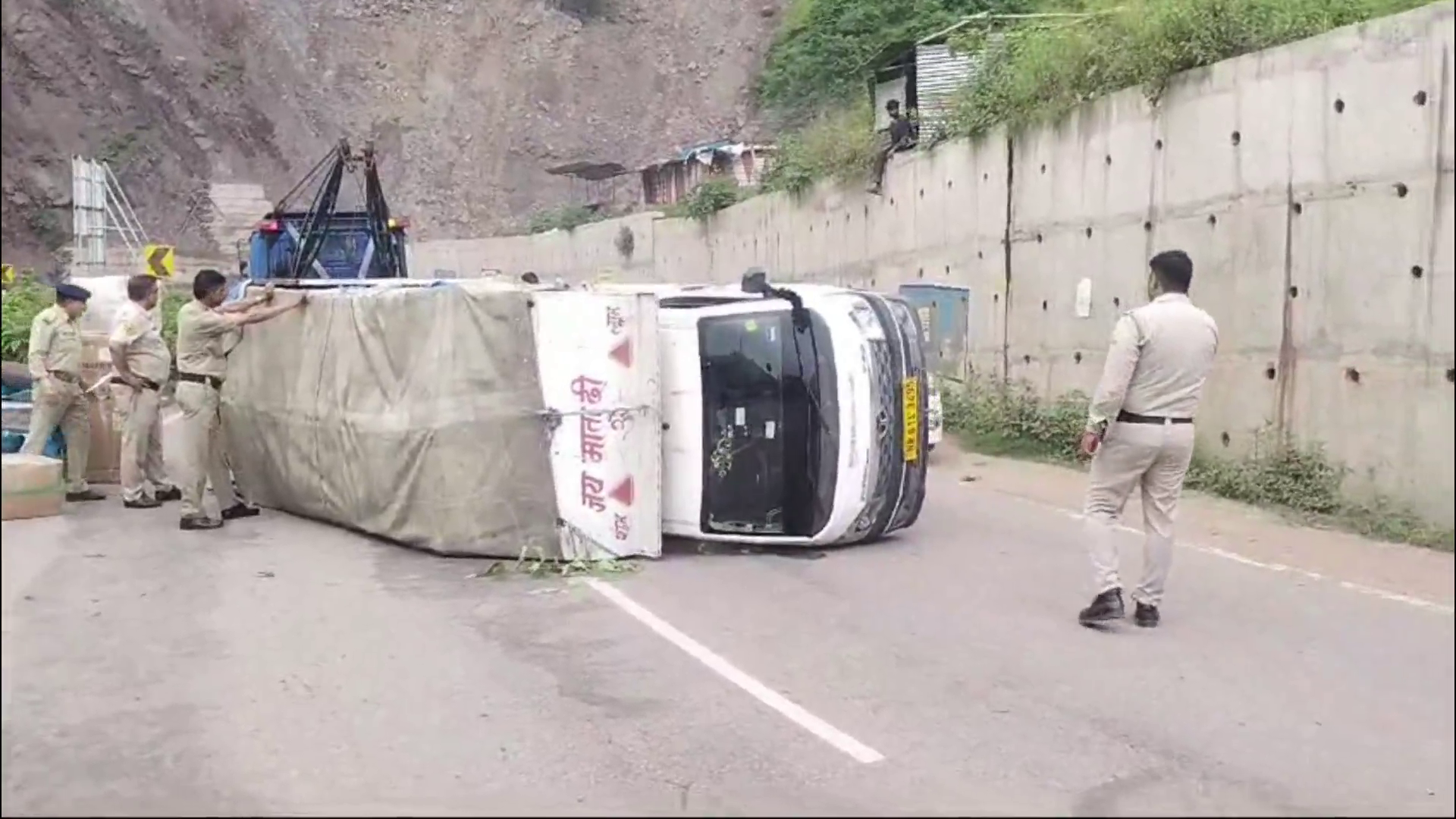 Some time ago the tempo overturned on the road in Jabali.