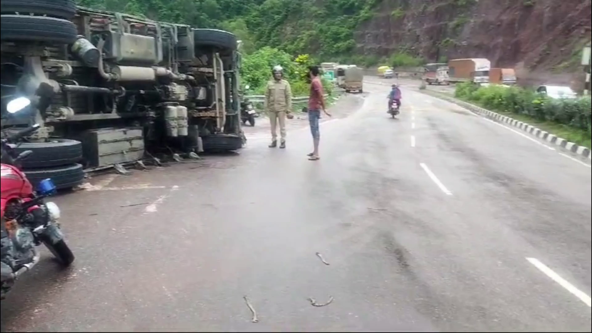 Truck loaded with apples overturns on highway near Jabali