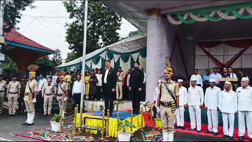 Technical Education Minister Rajesh Dharmani participated on the main date and hoisted the flag and saluted the march pass.