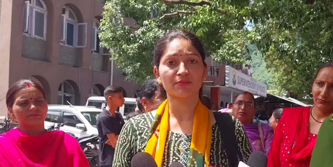 Women took to the streets to restore the bus stop of Seri Manch, Sakodi bridge.