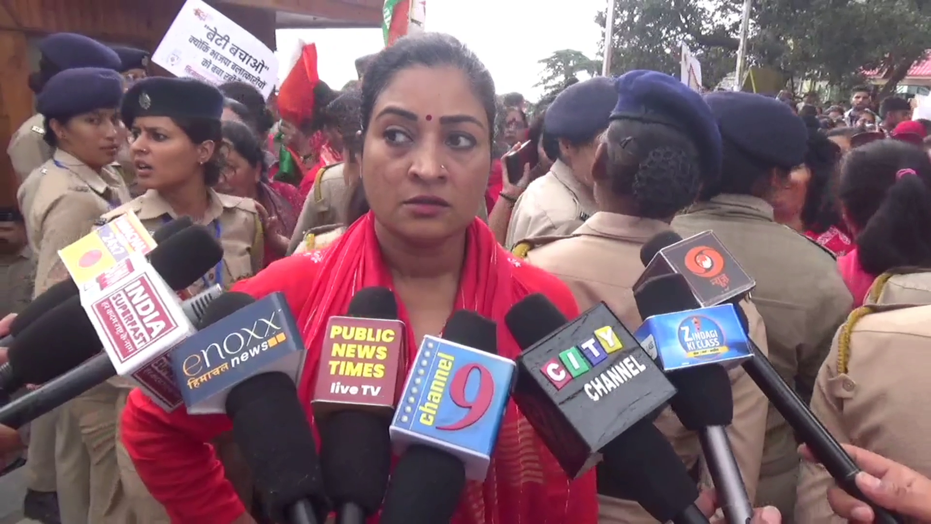 Demonstration was also held in Himachal Pradesh's capital Shimla under the leadership of Mahila Congress National President Alka Lamba.