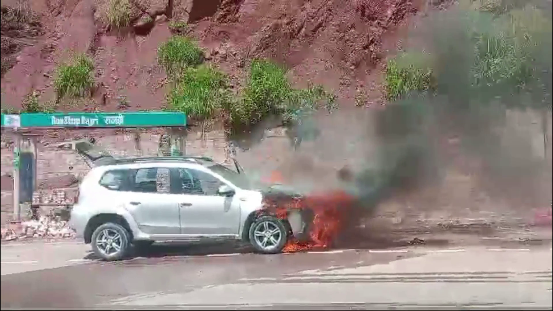 A moving car caught fire in Jabali, the car rider saved his life by running away.