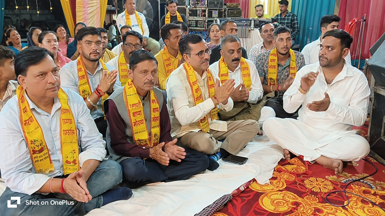 State Congress Secretary Jeevan Thakur danced to Ajit's hymns in the Ganesh Utsav of Ramlila Maidan.