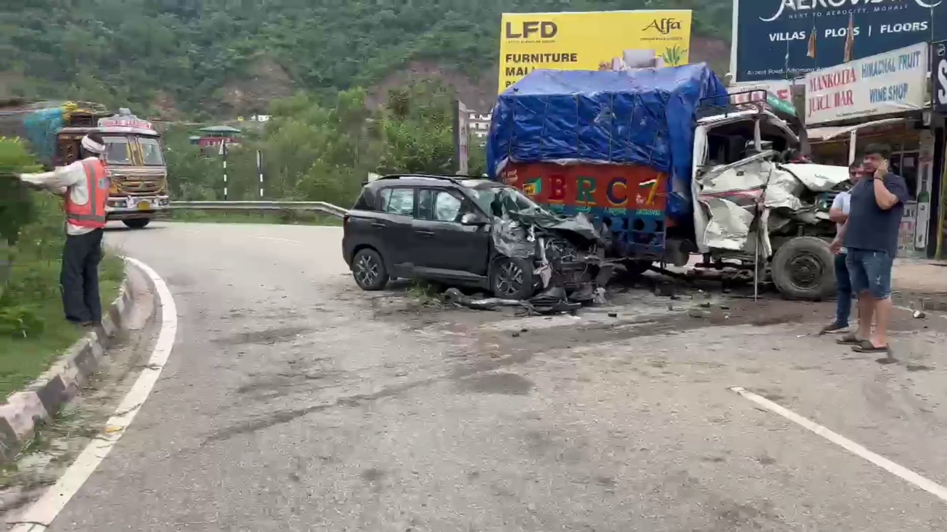 Speeding Fortuner car collides with truck and car in Jabli