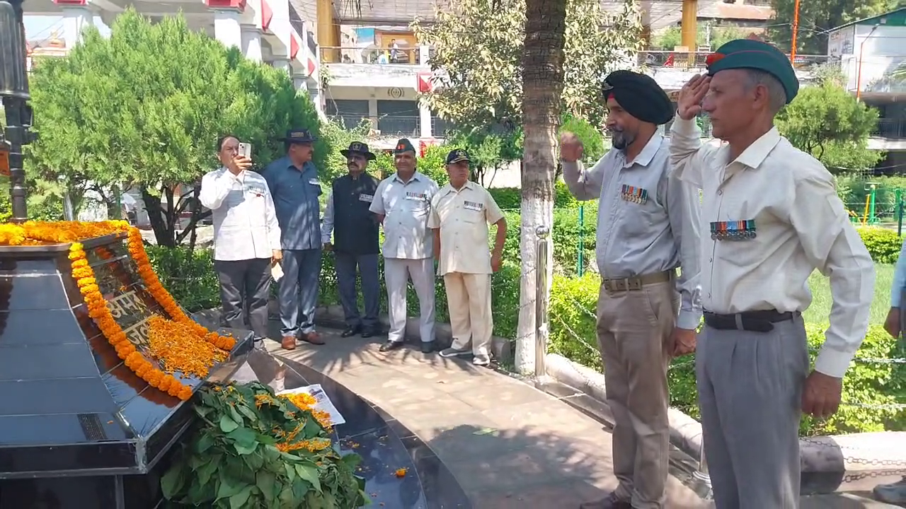 Tribute paid to martyrs in Mandi on the occasion of Victory Day of Indo-Pak war 1965