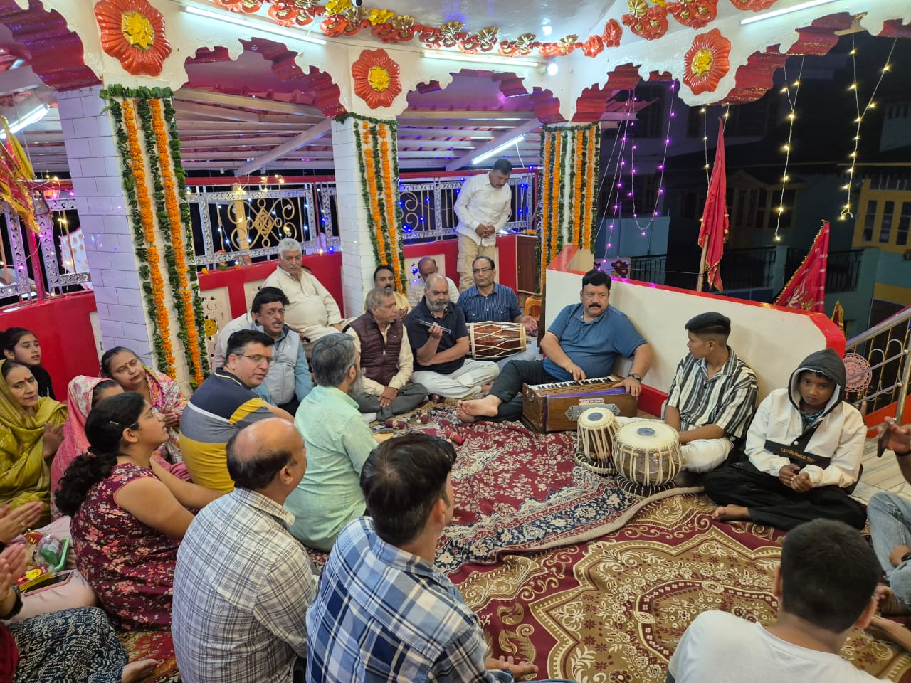 The number of common people is continuously increasing in Solan Shulini Mata Temple after 9 pm.