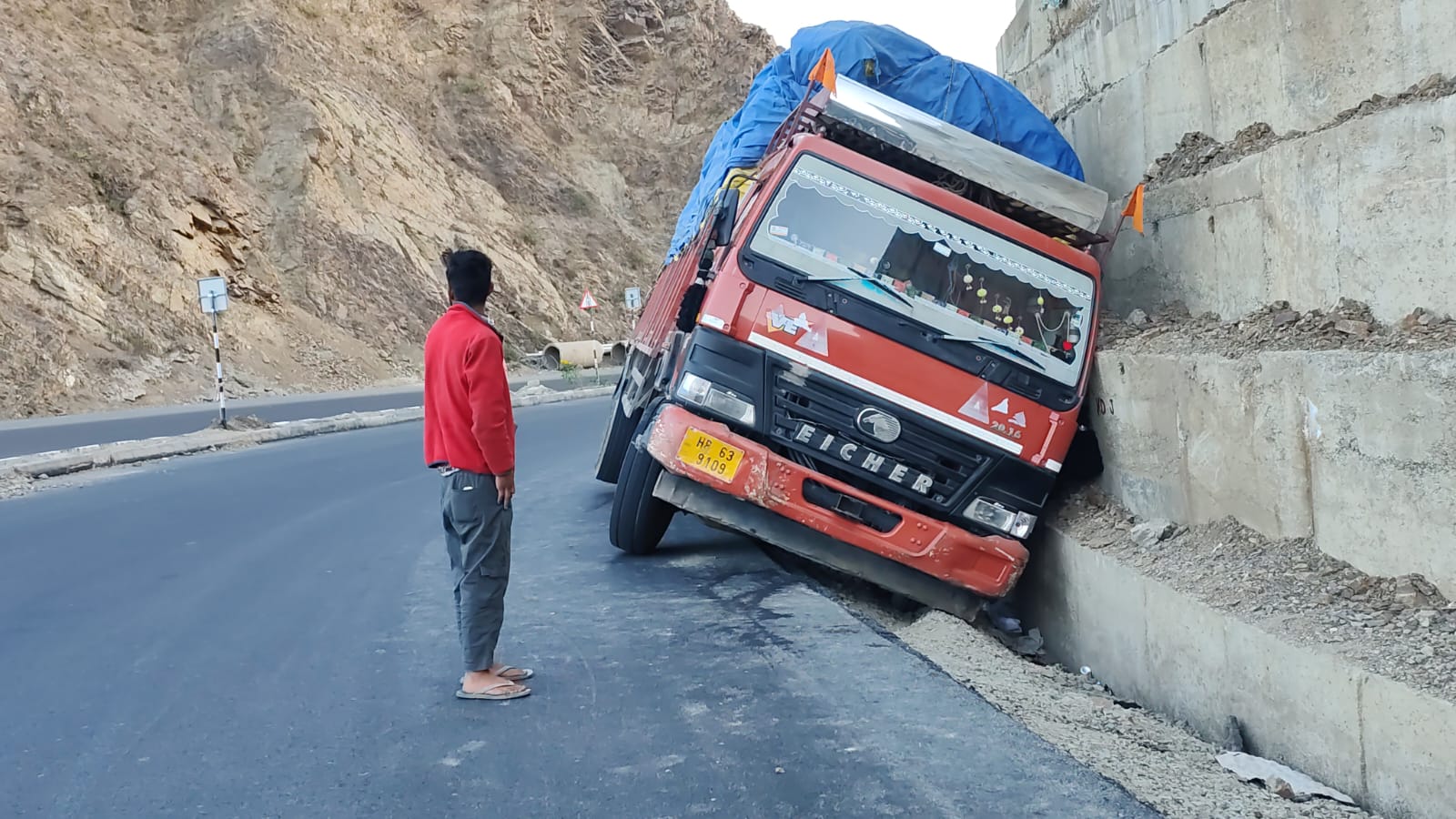 Truck met with an accident in Waknaghat while trying to save a vehicle coming from the wrong direction.