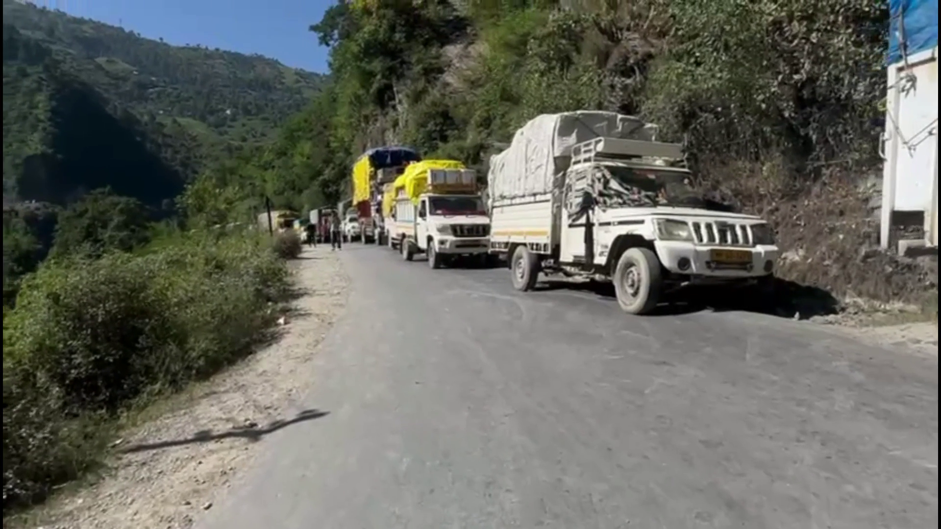 There was a jam of several kilometers on the border of Solan and Sirmaur.