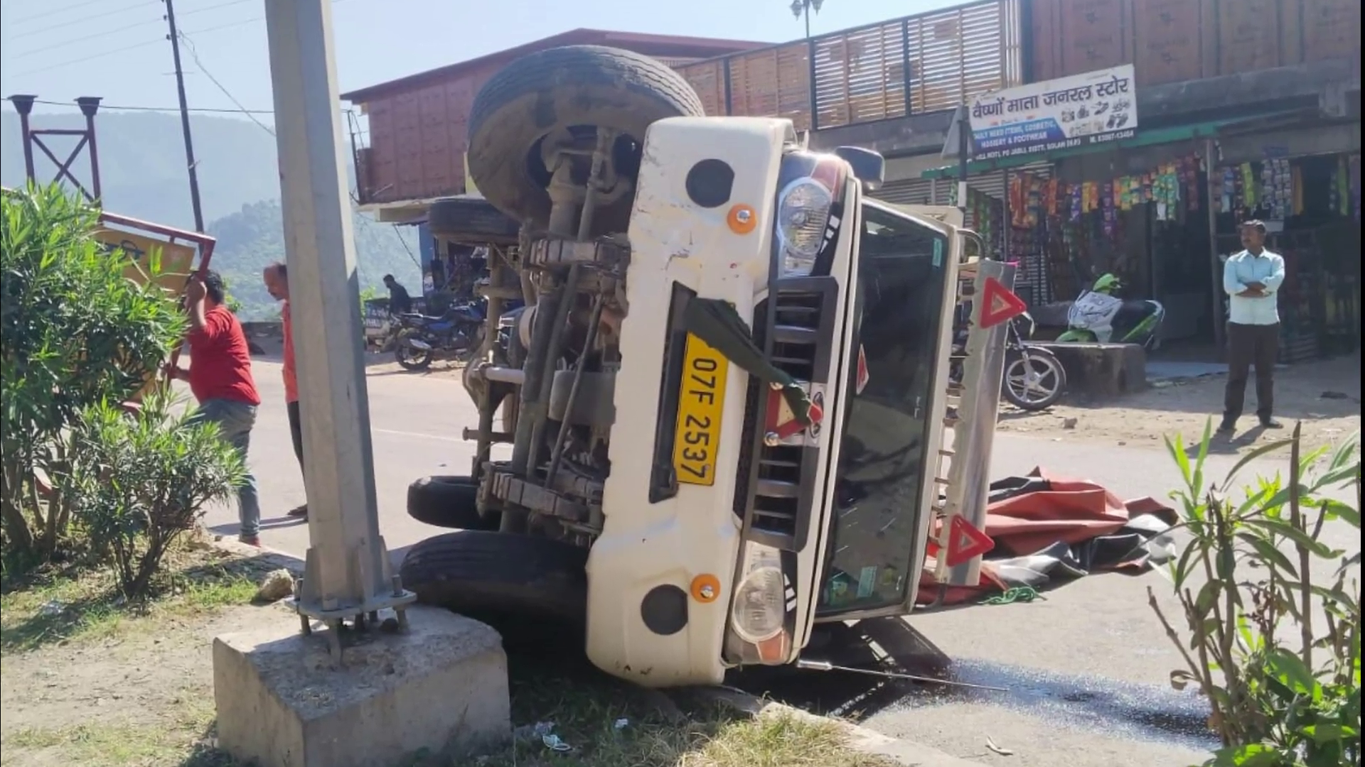 Pickup overturned on road due to sleep nap on Parwanoo Shimla NH