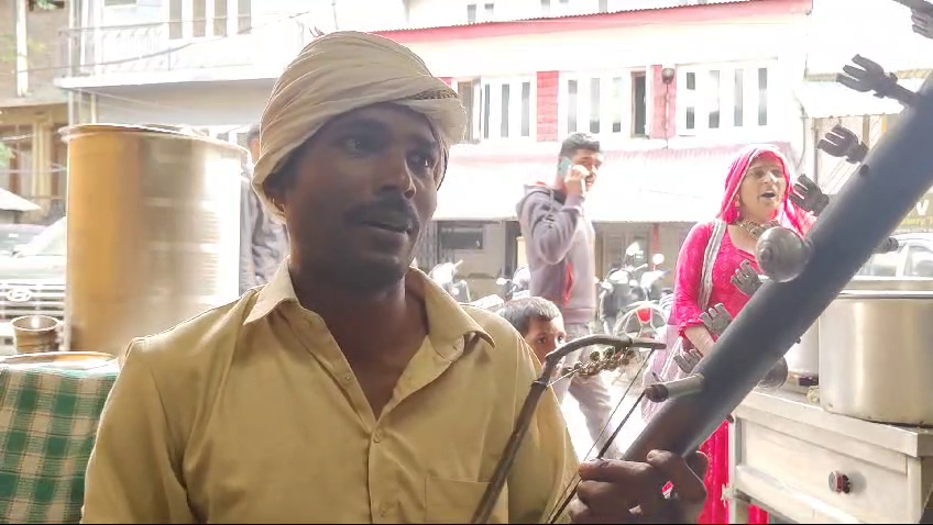 Manoj, who came from Rajyasthan, is filling his stomach by singing his family's songs.