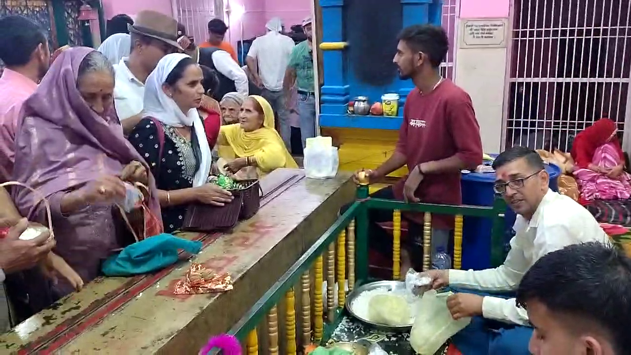 Due to Shardiya Navratri, a crowd of devotees gathered in the court of Datri Maa Simsa, the fifth Navratri child.