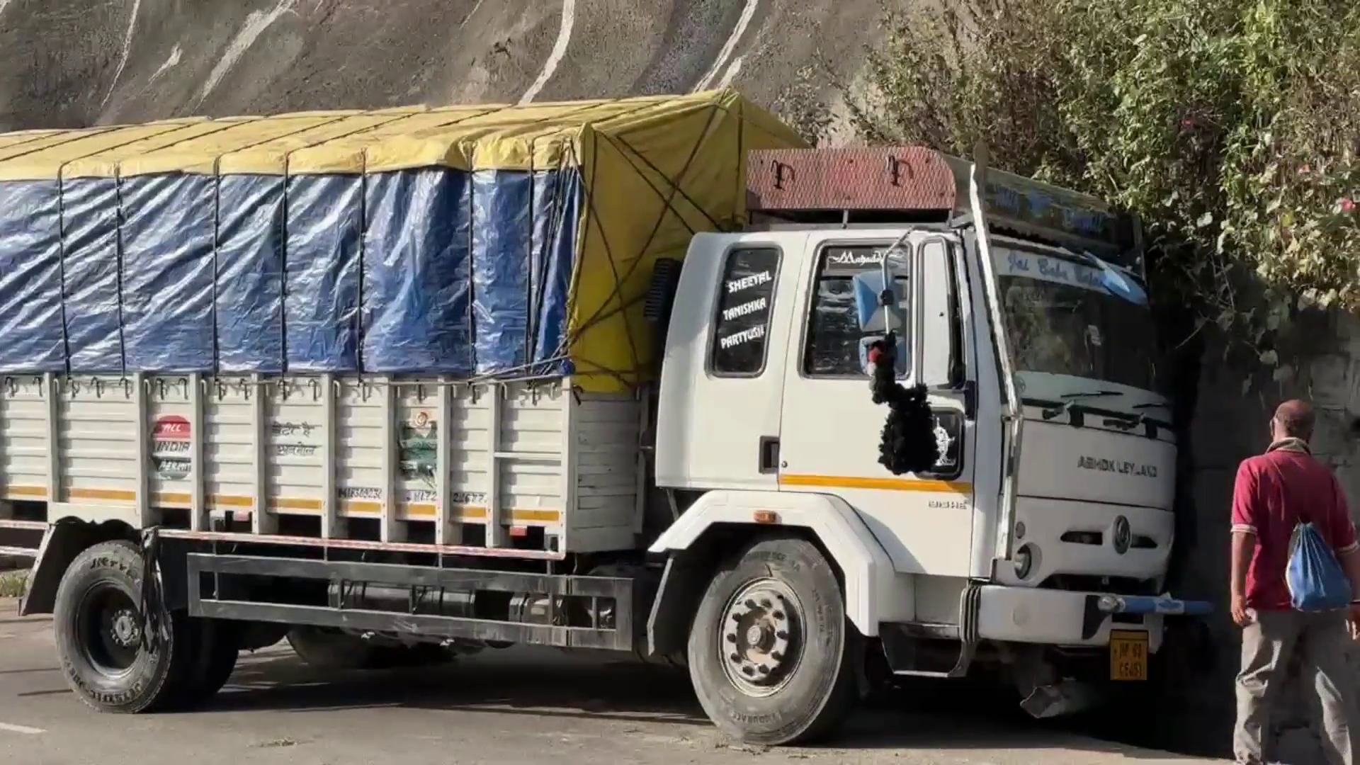 Truck collides with mountain on Solan double wall