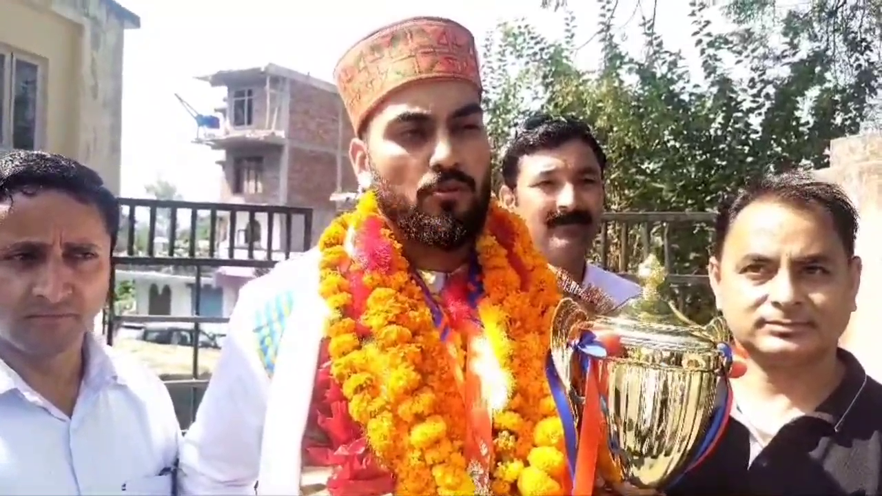 Akhil Kumar, who became the gold medal winner in the Asian Kick Boxing Championship, was given a grand welcome on reaching Bilaspur.