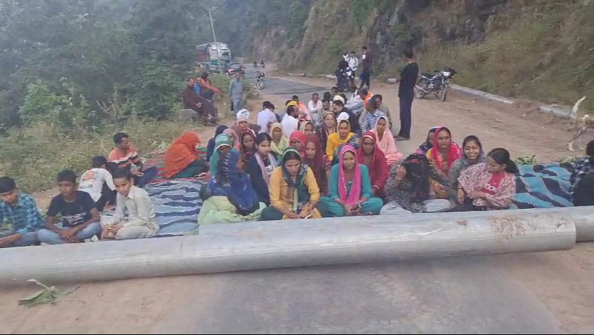 People of Kaler Nakrana village of Bilaspur district blocked the road