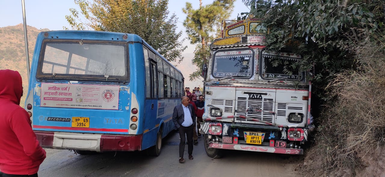 HRTC बस और ट्रक की भिड़ंत से सड़क पर दो घंटे लगा जाम, यात्रियों को हुई परेशानी