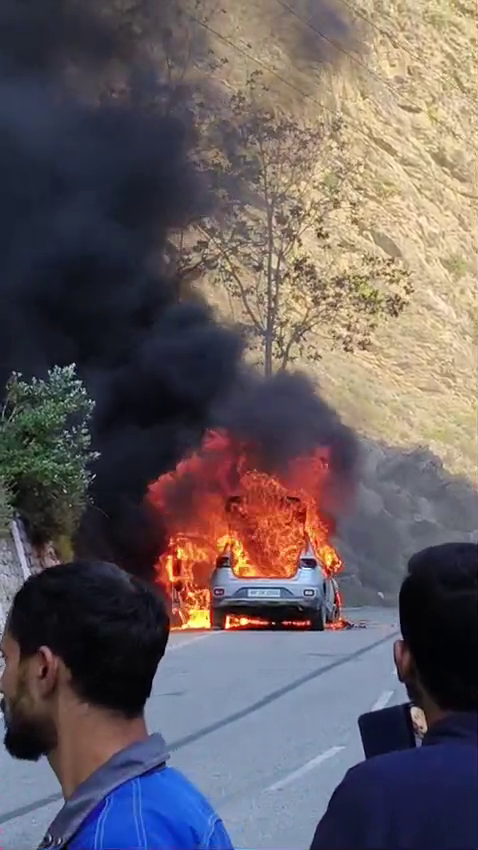 A car caught fire near Ralli bridge in Kinnaur, all the people in the car are said to be safe.