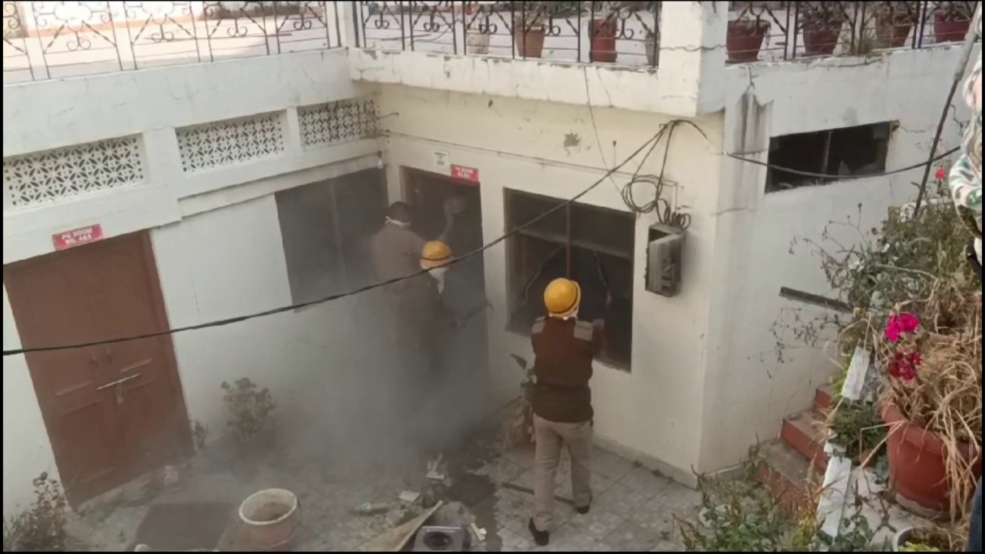 Sudden fire broke out in a deserted house below Jawahar Park