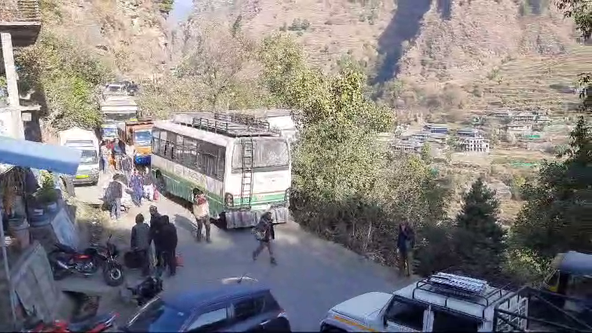 Due to breakdown of HRTC bus in Laghati Bhutti of Kullu district, people got stuck for hours and were troubled.