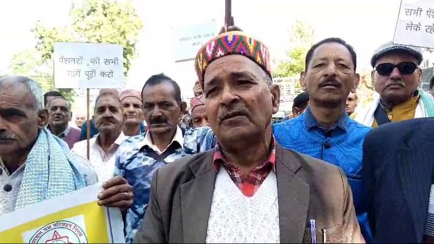 Pensioners opened front against the government, took out a rally till the Deputy Commissioner's office