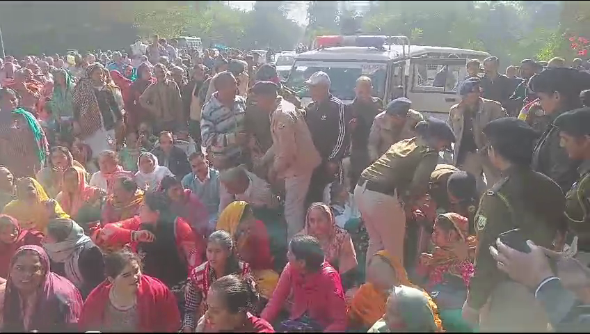 People descended on the National Highway to protest against the closure of Retable Hospital.