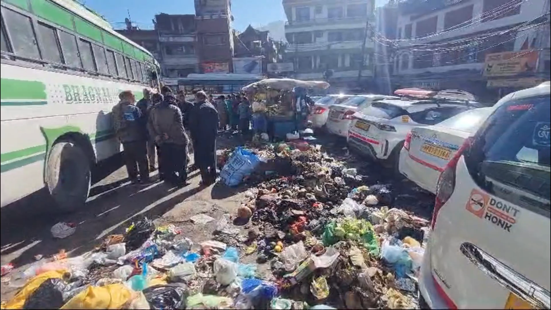 सोलन ओल्ड बस स्टैंड पर तैनात फौजियों की वजह से टला बड़ा हादसा। 