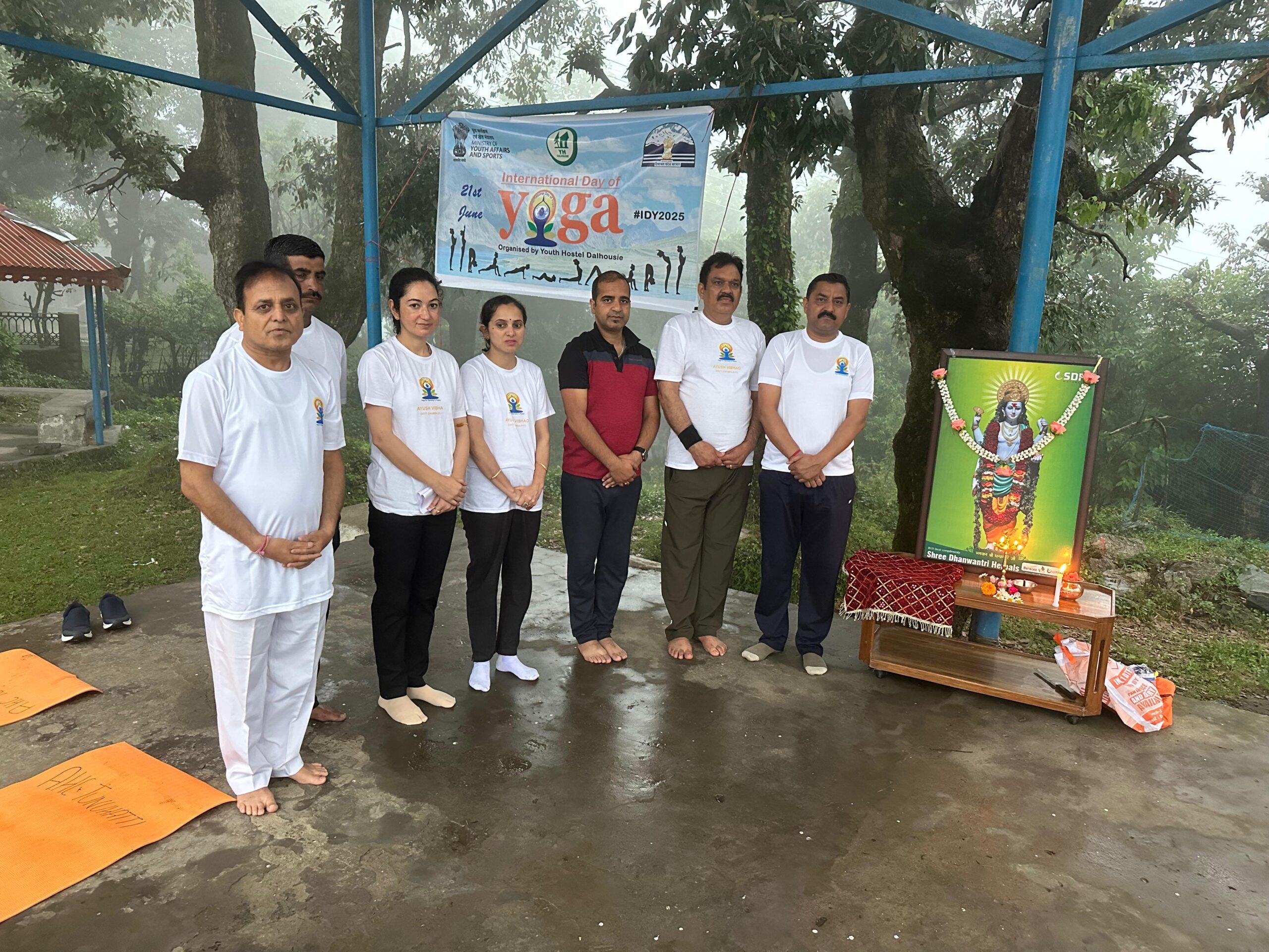आज दिनांक 21 जून 2025 को ग़यारहवा अंतर्राष्ट्रीय yog दिवस का आयोजन यूथ हॉस्टल डलहौज़ी में किया गया