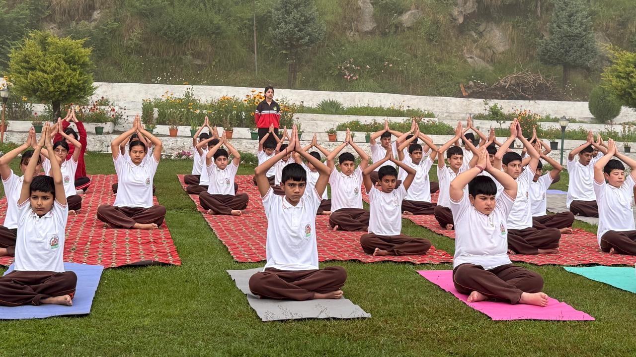 डलहौज़ी हिलटॉप स्कूल, डलहौज़ी ने अंतर्राष्ट्रीय योग दिवस को उत्साह और आत्मिक उन्नयन के साथ मनाया