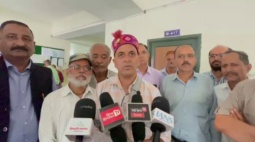 पेंशन न मिलने से परेशान HRTC पेंशनरो ने किया प्रदर्शन, एडीसी सोलन के माध्यम से राज्यपाल को सौंपा ज्ञापन