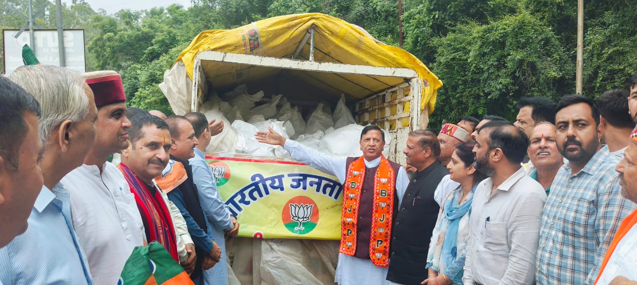 भारतीय जनता पार्टी प्रदेश अध्यक्ष डाॅ0 राजीव बिन्दल ने कहा कि भारतीय जनता पार्टी हिमाचल प्रदेश केे अलग-अलग जिलों से राशन की किटें मण्डी के भाई-बहन जो प्राकृतिक आपदा से पीडि़त हैं