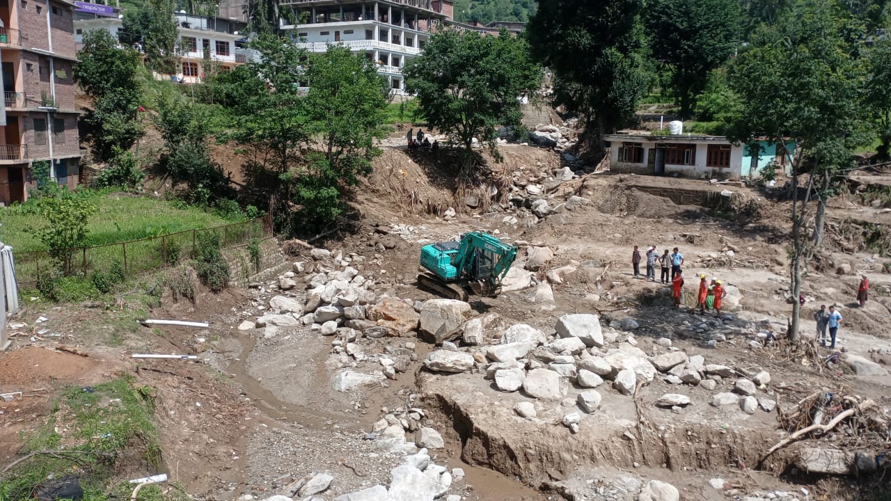 करसोग के कुट्टी में अब मशीनरी लगा कर आगे बढ़ाया जा रहा है बचाव व खोज कार्य