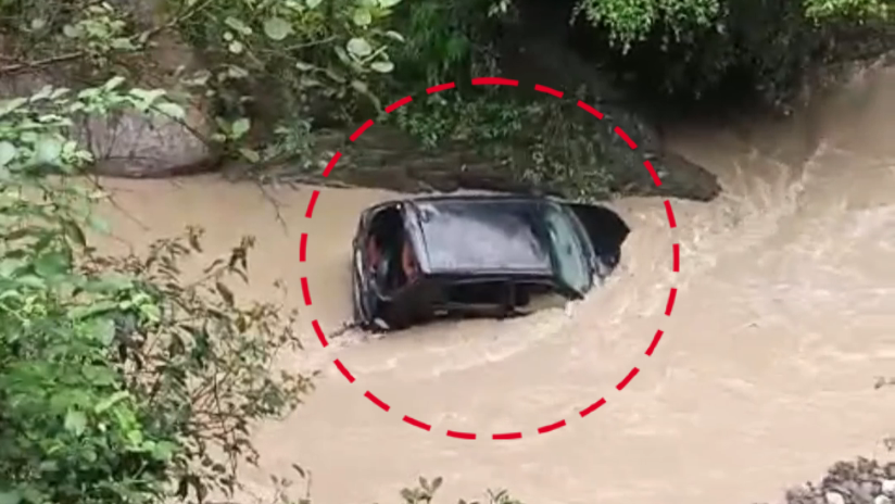कुम्हारहट्टी-ओछघाट मार्ग पर हादसा, खड्ड में गिरी कार – बहने का खतरा बरकरार