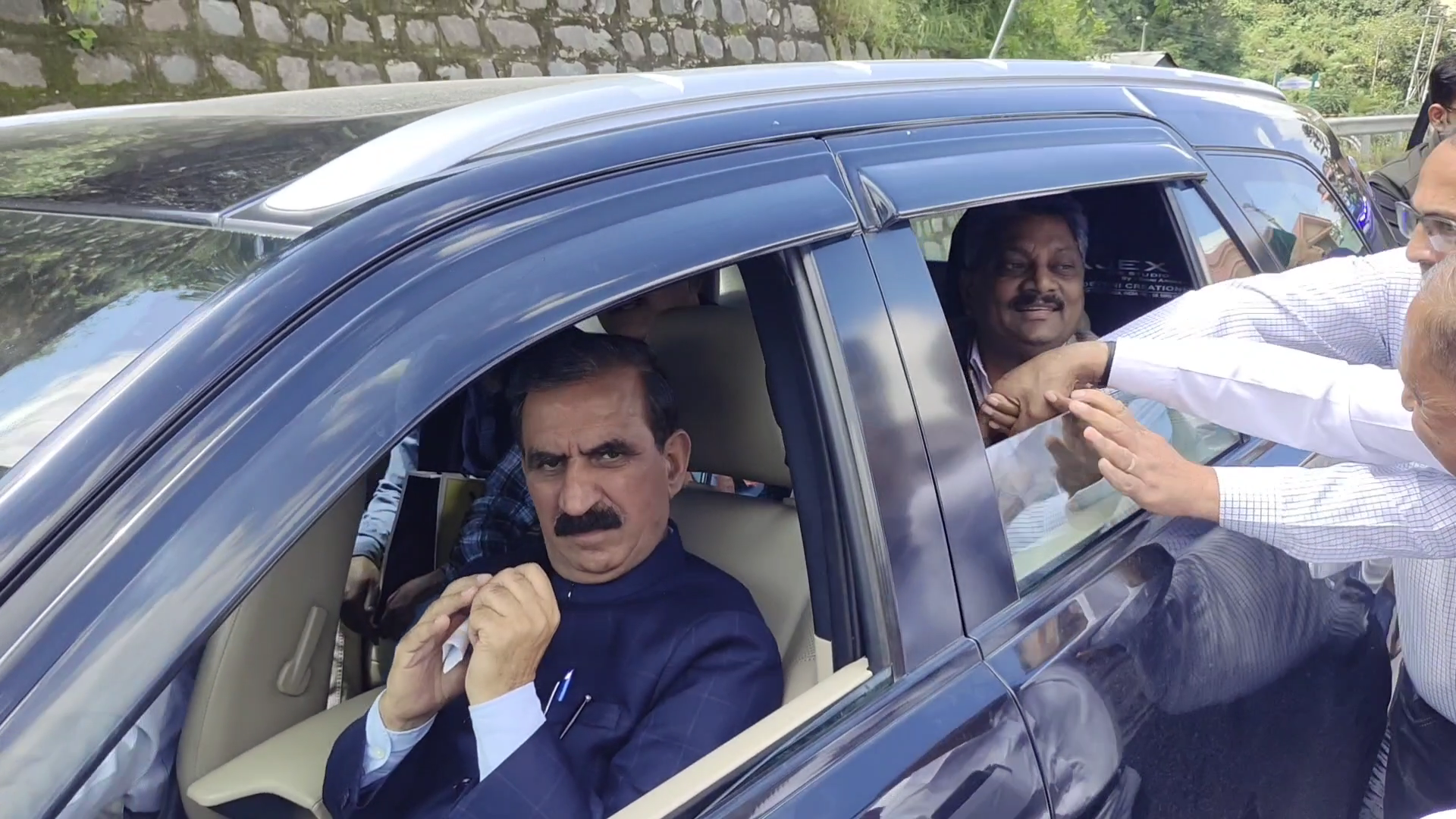 हिमाचल प्रदेश के मुख्यमंत्री सुखविंदर सिंह सुक्खू ठाकुर बुधवार को बाई रोड सोलन पहुंचे।