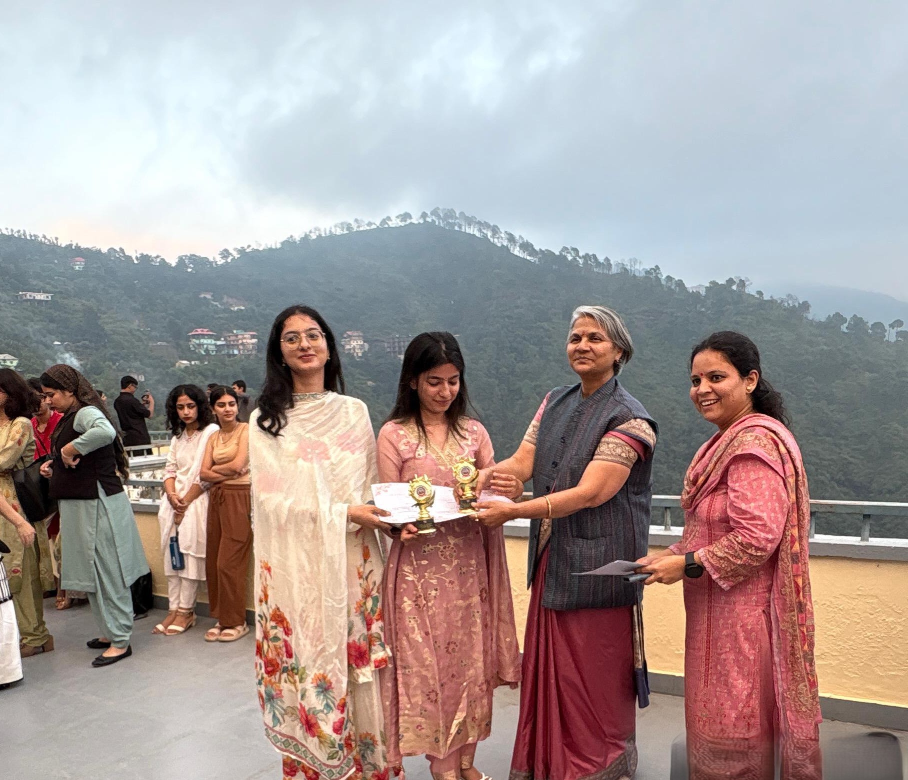 हिमाचल प्रदेश विधि विश्वविद्यालय, शिमला ने अपने 9वें स्थापना सप्ताह के दौरान रंगोली और फोटोग्राफी प्रतियोगिताओं के साथ सांस्कृतिक भावना का जश्न मनाया