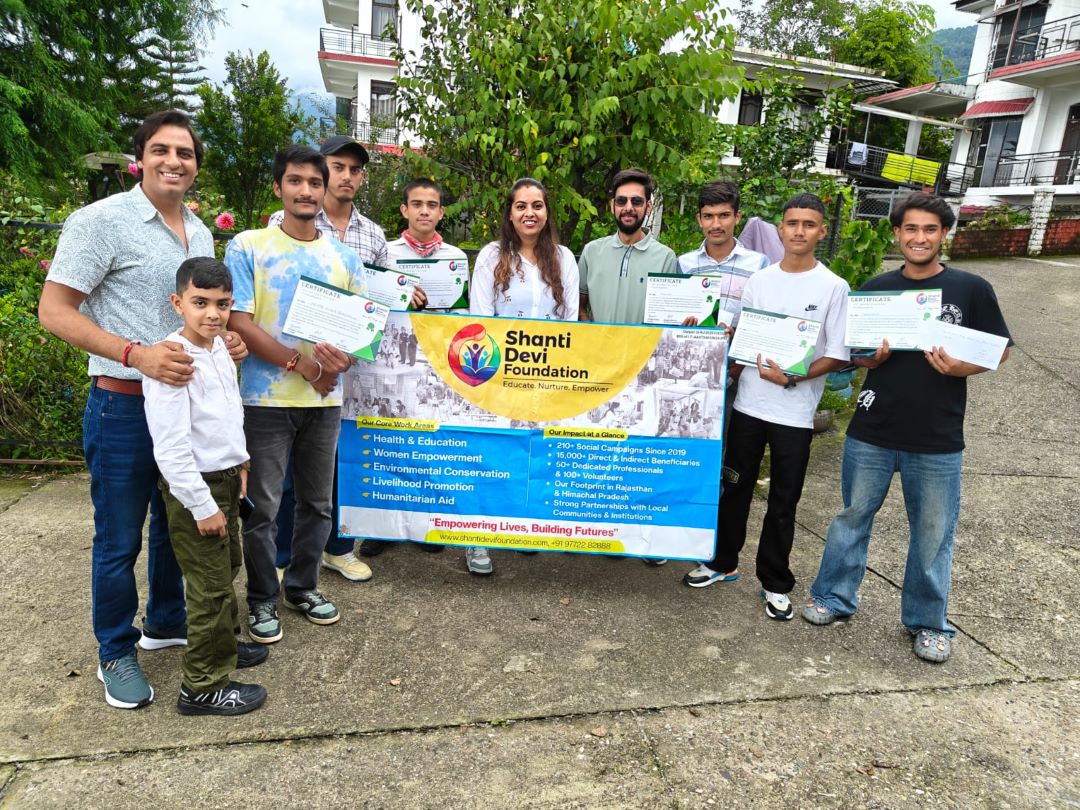 “बेकार से बने बेशकीमती खजाने” – पालमपुर में शांति देवी फाउंडेशन ने सामान्य पार्क को बनाया ईको थीम पार्क