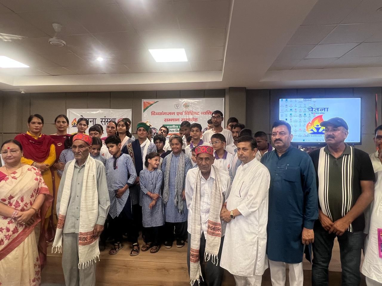 विजयपुर में  दिव्यांगजन और विशिष्ट जनों को सम्मान।                        -सेवा पखवाड़े के तहत भाजपा का चेतना संस्था में सम्मान समारोह