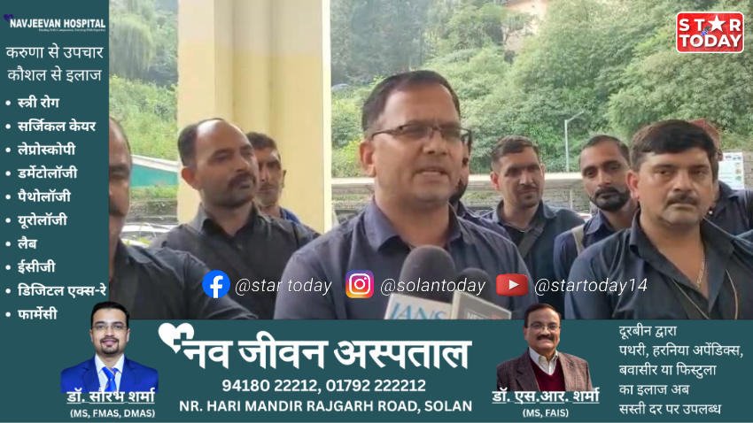 ऑटो बंद कर चाबियां सौंपने पहुंचे चालक,