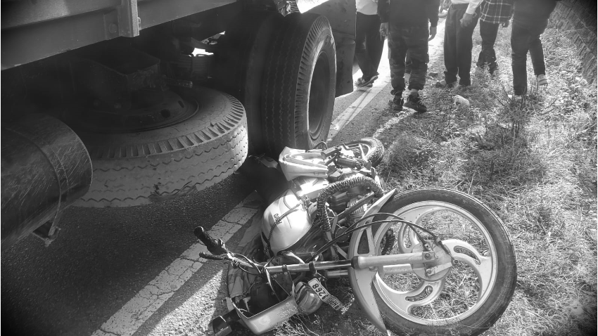 तेज रफ्तार ट्रक की चपेट में आने से महिला की मौत, पति घायल